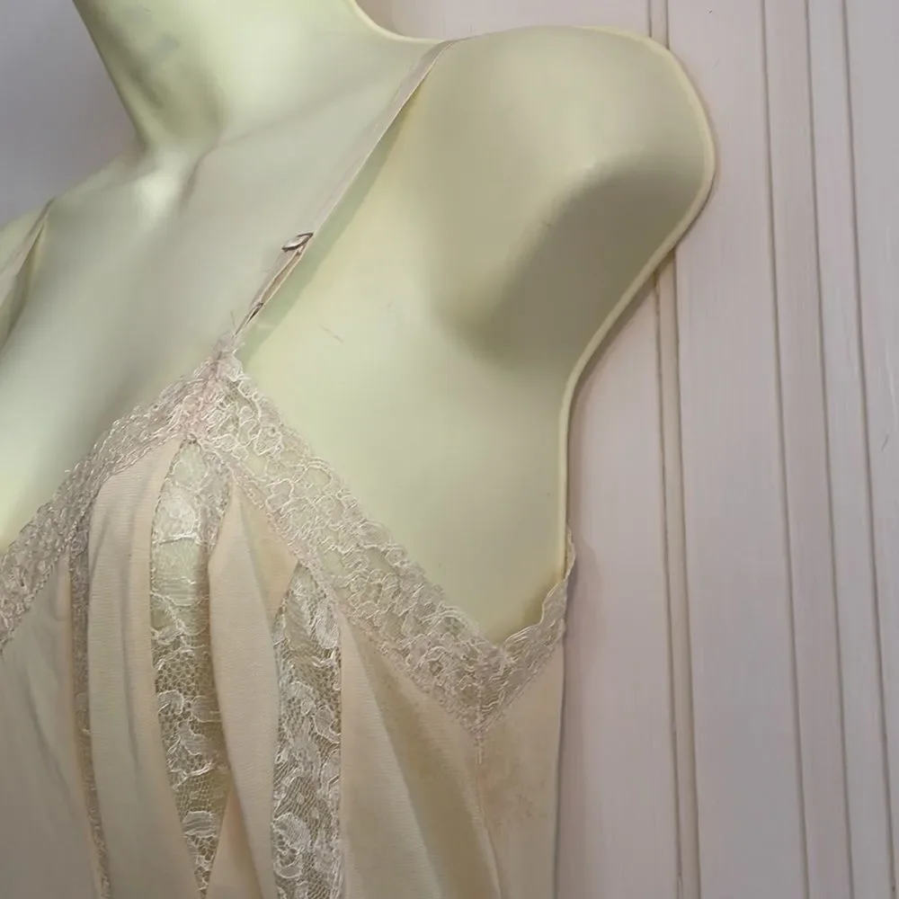 Vtg 50s/60s Charmode cream colored‎ full slip with lace details - Picture 5 of 13